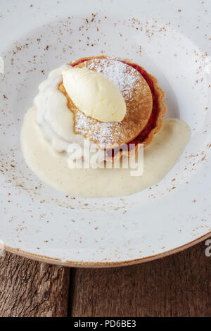 La rhubarbe et pommes dessert avec de la crème anglaise Banque D'Images