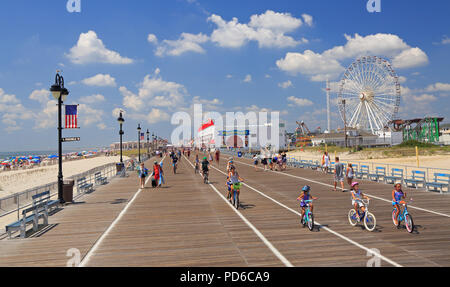 Personnes à pied et cycliste le long de la promenade de Ocean City, New Jersey, USA Banque D'Images