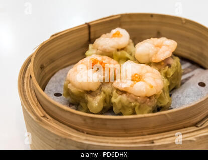 Dim Sum, une cuisine cantonaise traditionnelle quenelles, cuit en vapeur en bambou Banque D'Images