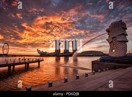 Singapour au lever du soleil, avec le Merlion, le Marina Bay Sands, l'art et musée des sciences et le Singapore Flyer, le tout sous un soleil spectaculaire Banque D'Images