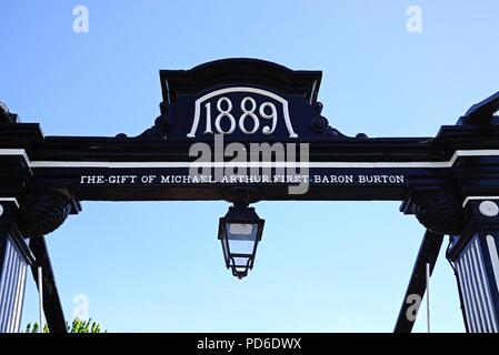 L'une des arches du pont du ferry de 1889 aussi connu sous le pont transbordeur Stapenhill, Burton upon Trent, Staffordshire, Angleterre, Royaume-Uni, dans l'ouest de l'E Banque D'Images