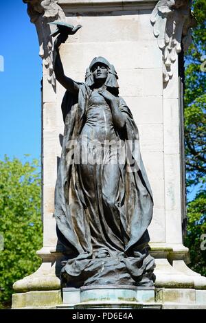 Statue de la paix ou la victoire à la base du monument commémoratif de guerre à Lichfield Street Gardens, Burton upon Trent, Staffordshire, Angleterre, Royaume-Uni, Europe de l'Ouest. Banque D'Images