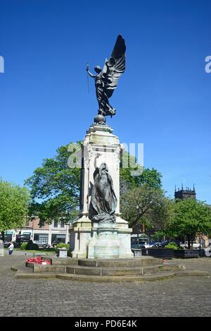 Vue sur le monument commémoratif de guerre à Lichfield Street Gardens, Burton upon Trent, Staffordshire, Angleterre, Royaume-Uni, Europe de l'Ouest. Banque D'Images