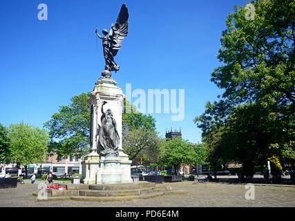 Vue sur le monument commémoratif de guerre à Lichfield Street Gardens, Burton upon Trent, Staffordshire, Angleterre, Royaume-Uni, Europe de l'Ouest. Banque D'Images