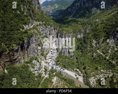 Le Parc National de Theth est positionnée dans le comté de Shkodër, Albanie. Ce paysage est en suspens dans la partie centrale de l'Albanais Alpes. Banque D'Images