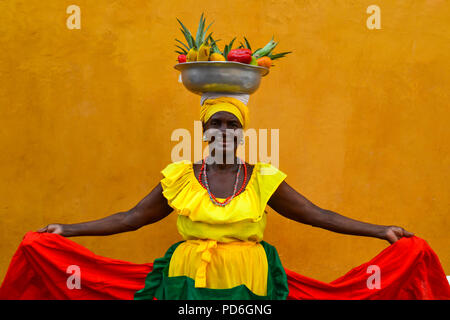 Beautiful smiling woman wearing costume traditionnel, vente de fruits dans le centre de Carthagène Banque D'Images