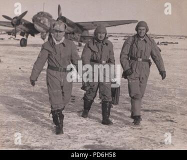 Droit de l'album photo de l'Oberleutnant Oscar Müller de la Kampfgeschwader 1 : Hauptmann Herbert Lorch (à gauche) et son équipe à l'Aérodrome de DNO, la Russie en 1942. Location appartement La led 6./KG 1 avant d'être promu major et la position de Gruppenkommandeur du II./KG 1 en juillet 1942. Il a été tué le 19 août 1942 tout en maintenant le poste temporaire de Geschwaderkommodore suite à la perte de l'Oberstleutnant Peter Schemmel seulement cinq jours avant. Location Appartement a reçu à titre posthume la Croix de Chevalier de la Croix de fer le 5 janvier 1943. Banque D'Images