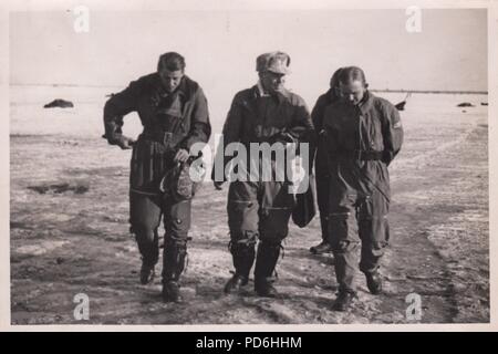 Droit de l'album photo de l'Oberleutnant Oscar Müller de la Kampfgeschwader 1 : Le lieutenant Oscar Müller de 5./KG 1 (gauche) en conversation avec Hauptmann Herbert Lorch (centre) à l'Aérodrome de DNO, la Russie en 1942. Location appartement La led 6./KG 1 avant d'être promu major et la position de Gruppenkommandeur du II./KG 1 en juillet 1942. Il a été tué le 19 août 1942 tout en maintenant le poste temporaire de Geschwaderkommodore suite à la perte de l'Oberstleutnant Peter Schemmel seulement cinq jours avant. Location Appartement a reçu à titre posthume la Croix de Chevalier de la Croix de fer le 5 janvier 1943. Banque D'Images