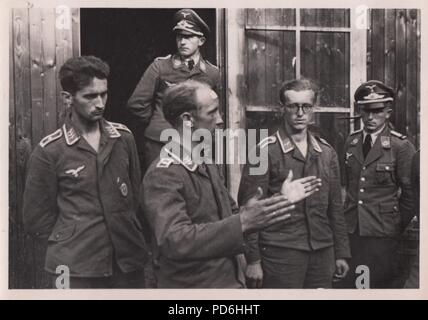 Droit de l'album photo de l'Oberleutnant Oscar Müller de la Kampfgeschwader 1 : Le 27 juin 1941 Junkers Ju 88A-5 V4 +SUR (Werk. N° 4296) du 5./kg 1, a été déclaré perdu au cours d'une mission à Riga. Unteroffizier Friedrich Leibold (Mitrailleur) a été tué dans l'action mais le reste de l'équipage, le pilote Oberfeldwebel Wiese août (au centre avec la tête bandée), Observateur Feldwebel Martin hâter (à gauche) et d'Opérateur Unteroffizier Armin Wuigk (avec lunettes), est retourné en huit jours. Ici l'équipage ont juste changé en uniformes et frais et s'agit d'officiers de la Luftwaffe. Banque D'Images