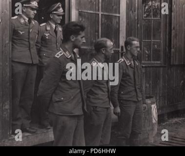 Droit de l'album photo de l'Oberleutnant Oscar Müller de la Kampfgeschwader 1 : Le 27 juin 1941 Junkers Ju 88A-5 V4 +SUR (Werk. N° 4296) du 5./kg 1, a été déclaré perdu au cours d'une mission à Riga. Unteroffizier Friedrich Leibold (Mitrailleur) a été tué dans l'action mais le reste de l'équipage, le pilote Oberfeldwebel Wiese août (au centre avec la tête bandée), Observateur Feldwebel Martin hâter (à gauche) et d'Opérateur Unteroffizier Armin Wuigk (avec lunettes), est retourné en huit jours. Ici l'équipage ont juste changé en uniformes et frais et s'agit d'officiers de la Luftwaffe. Banque D'Images