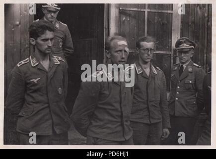 Droit de l'album photo de l'Oberleutnant Oscar Müller de la Kampfgeschwader 1 : Le 27 juin 1941 Junkers Ju 88A-5 V4 +SUR (Werk. N° 4296) du 5./kg 1, a été déclaré perdu au cours d'une mission à Riga. Unteroffizier Friedrich Leibold (Mitrailleur) a été tué dans l'action mais le reste de l'équipage, le pilote Oberfeldwebel Wiese août (au centre avec la tête bandée), Observateur Feldwebel Martin hâter (à gauche) et d'Opérateur Unteroffizier Armin Wuigk (avec lunettes), est retourné en huit jours. Ici l'équipage ont juste changé en uniformes et frais et s'agit d'officiers de la Luftwaffe. Banque D'Images