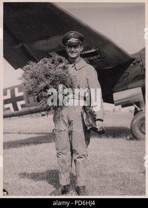 Droit de l'album photo de l'Oberleutnant Oscar Müller de la Kampfgeschwader 1 : Oberfeldwebel Jürgen du 5./KG 1 après avoir effectué 200 missions. Banque D'Images