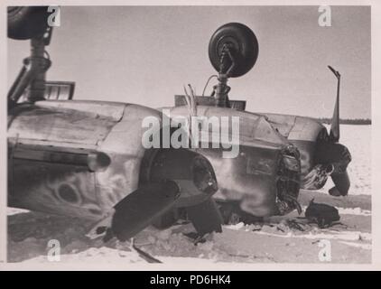 Droit de l'album photo de l'Oberleutnant Oscar Müller de la Kampfgeschwader 1 : Junkers Ju 88 A-4 V4 +EN Werk (3543) rez-de-Nr. bouclées par mauvais temps le 13 mars 1942. Ces accidents pourraient être mortels pour tout l'équipage coincé dans le cockpit du Ju 88 et à cette occasion d'Opérateur Obergefreiter Hans Lemke a été tué lorsque l'avion a renversé lors d'un vol non opérationnel. Banque D'Images