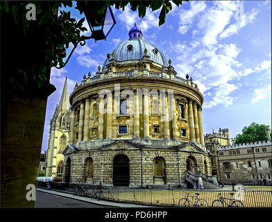 Large vue jour de Radcliffe Square et appareil photo, avec Brasenose College et flèche de l'église de l'Université de St Marie la Vierge. Banque D'Images