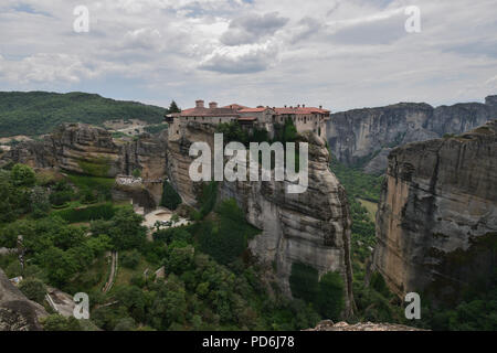 Les Météores est une formation rocheuse en Grèce centrale accueillera l'une des plus grandes et des plus complexes de l'est construit de façon abrupte monastères orthodoxes. Banque D'Images