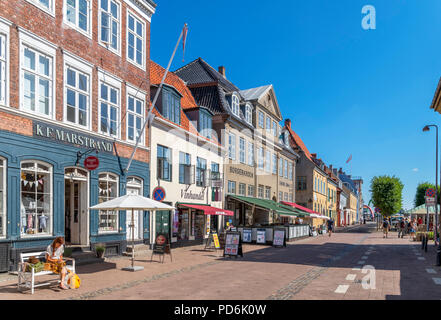 Boutiques et cafés sur Strandgade dans le vieux centre ville, Helsingør Elseneur ( ), la Nouvelle-Zélande, le Danemark Banque D'Images