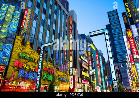 L'île de Honshu, Japon, Tokyo, Kanto, par la nuit dans les rues de théâtre Kabuki-cho. Banque D'Images