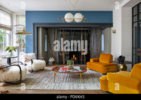 Deux paires de chaises vintage avec le feu allumé et table basse Banque D'Images