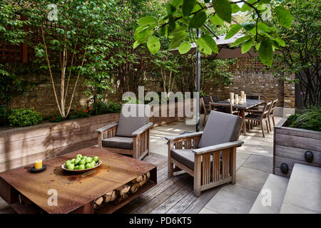 Pommes sur une table basse avec coin jardin dans le jardin de la cour de Londres victorien accueil Banque D'Images