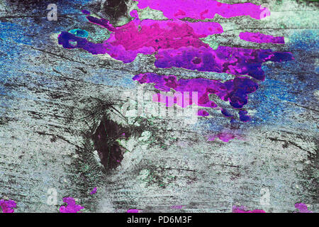 La texture en bois avec peinture la couleur est arrachée. Peinture écaillée. Grunge fond bois. 12.2005 dye sur mur en bois. Rose et violet couleurs irradient sur Banque D'Images