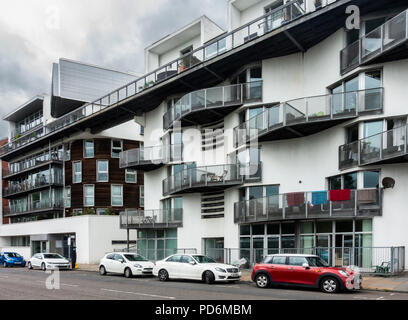 Bloc d'appartements moderne / bloc d'appartement avec balcon ou terrasse dans l'East End de Glasgow, en Écosse.. Banque D'Images