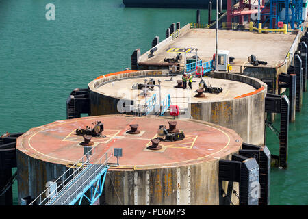 Les jetées d'amarrage pour les channel ferries dans le port de Portsmouth, Royaume-Uni. Banque D'Images