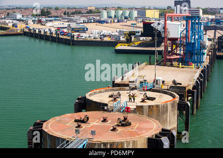 Les jetées d'amarrage pour les channel ferries dans le port de Portsmouth, Royaume-Uni. Banque D'Images