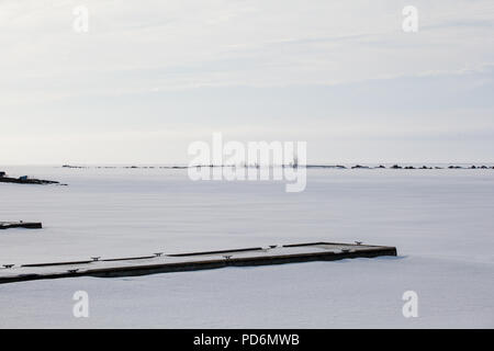 Les quais de bois pour les bateaux naviguant sur un lac gelé Huron à Thessalon Canada Banque D'Images