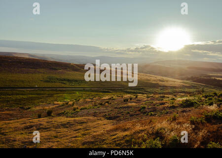 Paysage idyllique du parc national de Peak District, Derbyshire, Uk.Coucher de soleil sur la montagne panoramique sur la vallée de soir d'été.La Lande couverte d'herbe sèche . Banque D'Images