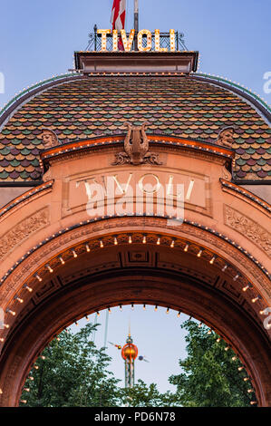 Copenhague, Danemark - 5 juillet 2017. Entrée vintage pour les jardins de Tivoli à Copenhague, Danemark. Ornements décoratifs lettrage en ampoules. Banque D'Images