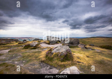 Paysage idyllique de Peak District, Derbyshire, Uk.Vue du haut de la colline avec de grosses pierres sur la pittoresque vallée de montagne et ciel dramatique au-dessus de la terre. Banque D'Images