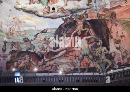 Jugement dernier représenté dans la fresque de Vasari, peintre italien de la Renaissance dans le dôme de la cathédrale de Florence (Duomo di Firenze) à Florence, Toscane, Italie. La chute des damnés dans l'enfer est représenté dans le détail. Banque D'Images