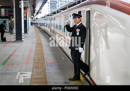 L'île de Honshu, Japon, Tokyo, Kanto, par la gare centrale de Tokyo, train rapide Shinkansen,. Banque D'Images