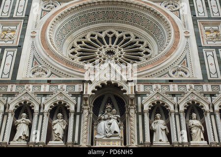 Rose window dans la façade de la cathédrale de Florence (Duomo di Firenze) à Florence, Toscane, Italie. Banque D'Images