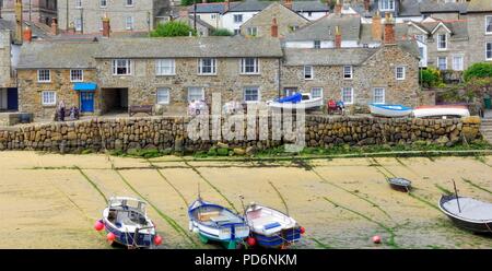 Front de mer port Mousehole,chalets,Cornwall, Angleterre, Royaume-Uni Banque D'Images