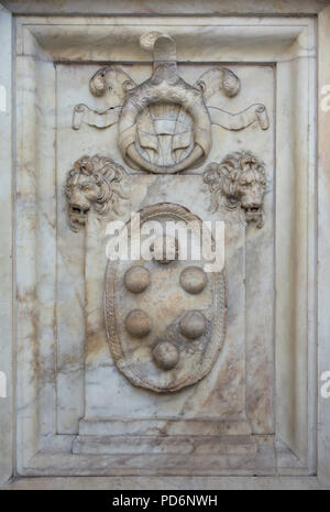 Armoiries de la maison De Médicis représenté sur le socle du Monument à Giovanni delle Bande Nere (Lodovico de' Medici) par le sculpteur italien de la Renaissance Bartolommeo Bandinelli (1540) sur la Piazza San Lorenzo à Florence, Toscane, Italie. Banque D'Images