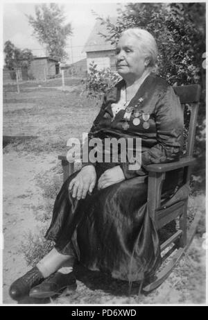 Une vieille femme indienne dans un rocking-chair - Banque D'Images