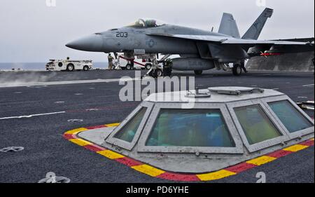 Un F A-18E Super Hornet se prépare à lancer. (8744194405). Banque D'Images