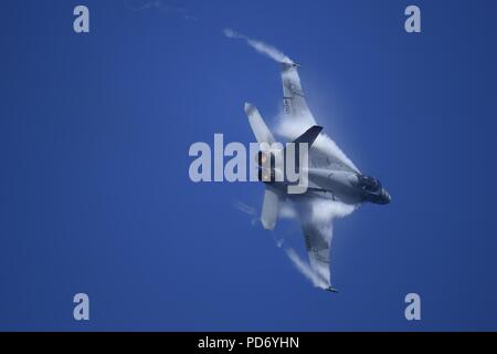 Un F A-18F Super Hornet vole au-dessus de l'USS Theodore Roosevelt. (39909397830). Banque D'Images