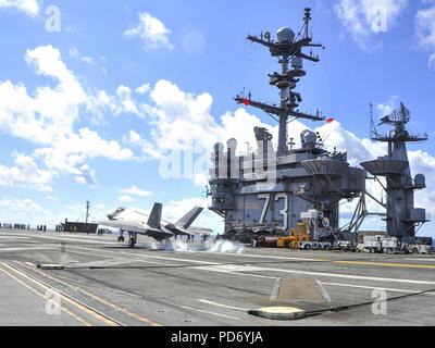 Un F-35C Lightning II variante transporteur atterrit sur le pont du USS George Washington. (28917246532). Banque D'Images