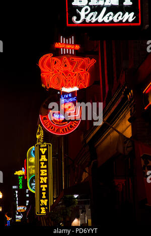 Les néons lumineux de Nashville, Tennessee's Broadway District. Banque D'Images