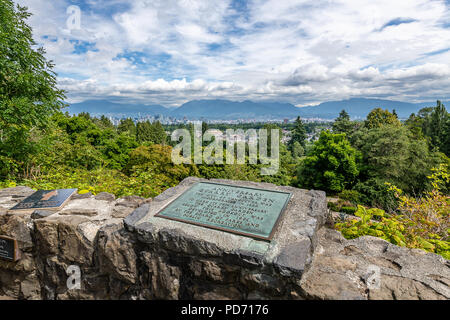 Vue sur les montagnes côtières et à Vancouver à partir de l'affût du Queen Victoria Park. Banque D'Images