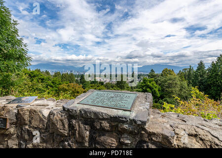 Vue sur les montagnes côtières et à Vancouver à partir de l'affût du Queen Victoria Park. Banque D'Images