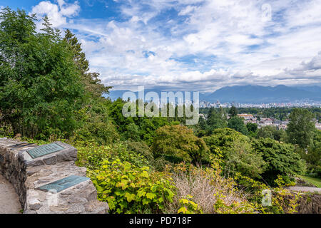 Vue sur les montagnes côtières et à Vancouver à partir de l'affût du Queen Victoria Park. Banque D'Images