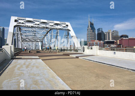 Une vue sur le centre-ville de Nashville, Tennessee skyline à partir de John Seigenthaler passerelle pour piétons. Le pont de la botte traverse la rivière Cumberland. Banque D'Images