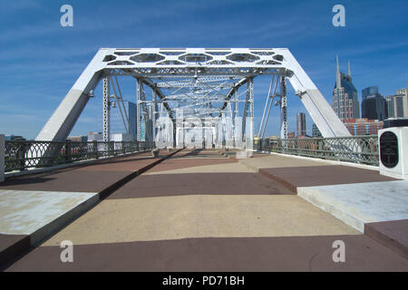 Une vue sur le centre-ville de Nashville, Tennessee skyline à partir de John Seigenthaler passerelle pour piétons. Le pont de la botte traverse la rivière Cumberland. Banque D'Images