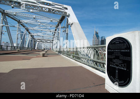 Une vue sur le centre-ville de Nashville, Tennessee skyline à partir de John Seigenthaler passerelle pour piétons. Le pont de la botte traverse la rivière Cumberland. Banque D'Images