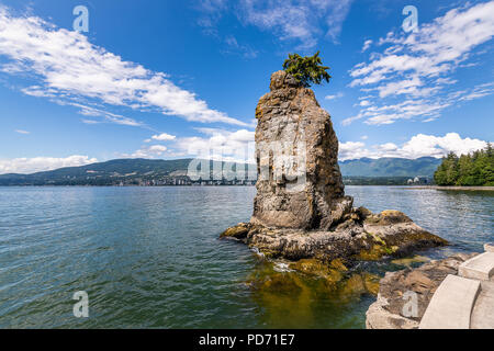 Siwash Rock et le Stanley Park Seawall Banque D'Images