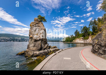 Siwash Rock et le Stanley Park Seawall Banque D'Images