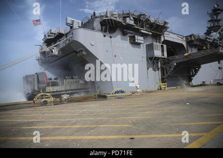 Un LCAC se prépare à entrer dans le pont du coffre de USS Iwo Jima en attente d'autres tâches que l'Ouragan Matthew se développe. (30108604641). Banque D'Images